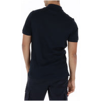 Image 2 : Polo manches courtes Lyle & Scott bleu marine porté sur mannequin masculin, détail col et liseré blanc contrasté, coupe ajustée — Delvale