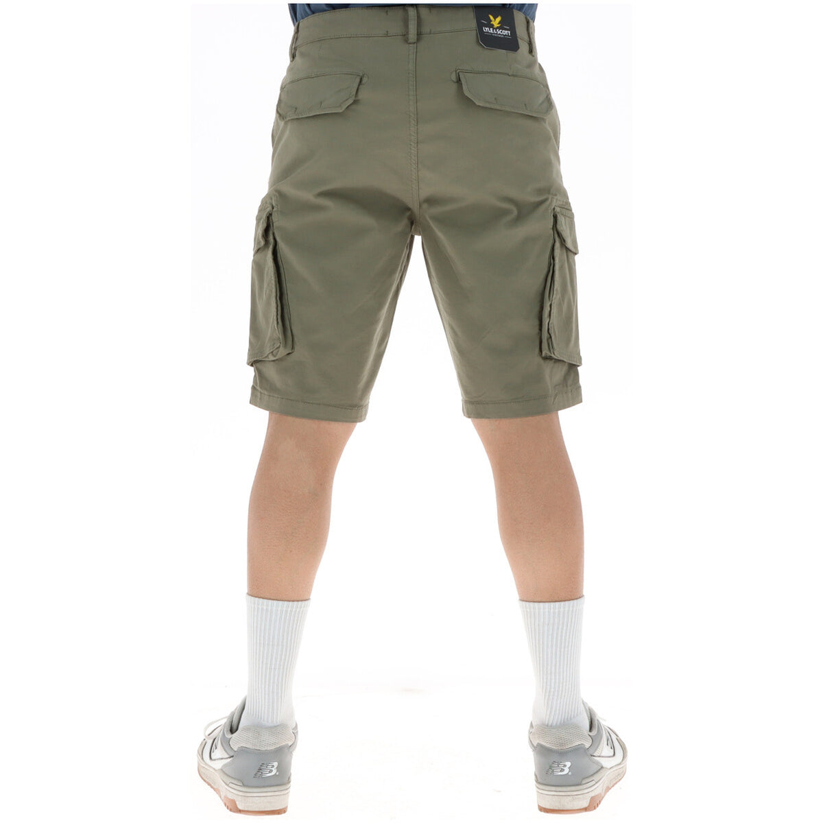 Image 2 : Vue de face du short cargo Lyle & Scott homme en coton kaki, fermeture bouton, poches frontales et cargo — Delvale