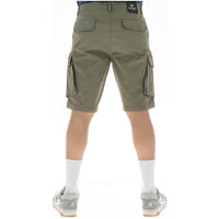 Image 2 : Vue de face du short cargo Lyle & Scott homme en coton kaki, fermeture bouton, poches frontales et cargo — Delvale