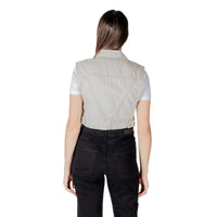Image 2 : Détail du gilet Only beige femme montrant la coupe sans manches et la matière coton organique — Delvale