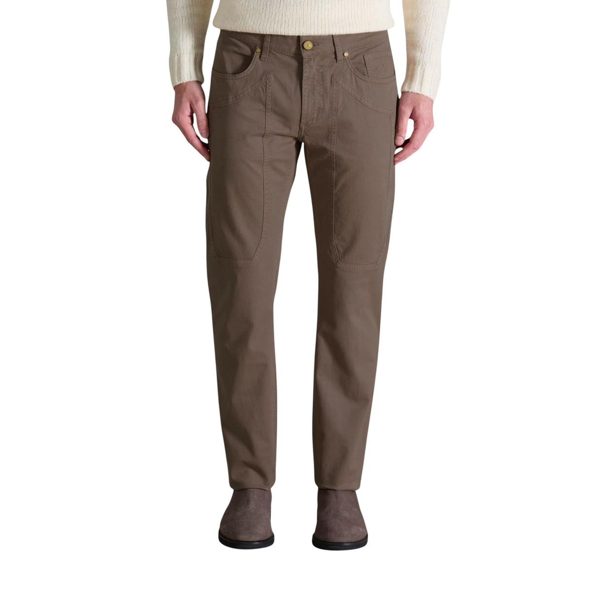 Image 4 : Pantalon Jeckerson homme beige porté en tenue casual chic, vue d'ensemble de la coupe ajustée — Delvale