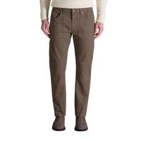 Image 4 : Pantalon Jeckerson homme beige porté en tenue casual chic, vue d'ensemble de la coupe ajustée — Delvale