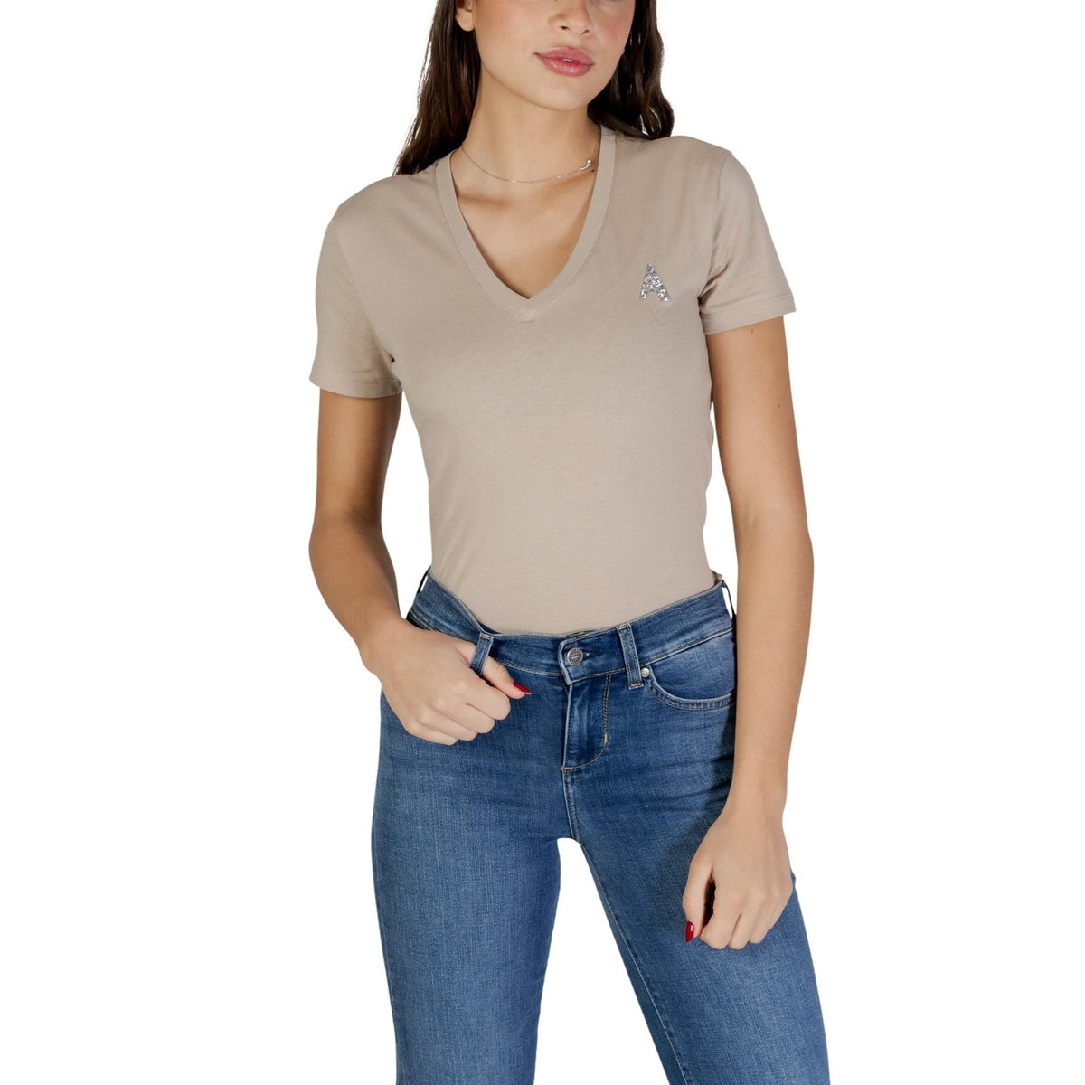 Image 4 : T-shirt Armani Exchange femme noir col V porté styling décontracté — delvale