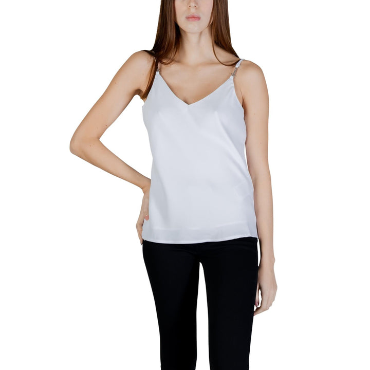 Image 1 : Débardeur Guess femme blanc avec col V élégant, coupe ajustée — delvale