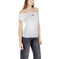 Image 3 : T-shirt Calvin Klein Jeans blanc femme porté, coupe flatteuse col bateau — delvale