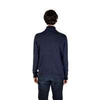Image 2 : Pull col roulé U.S. Polo Assn. homme porté avec un jean bleu foncé, coupe slim et finitions côtelées — Delvale