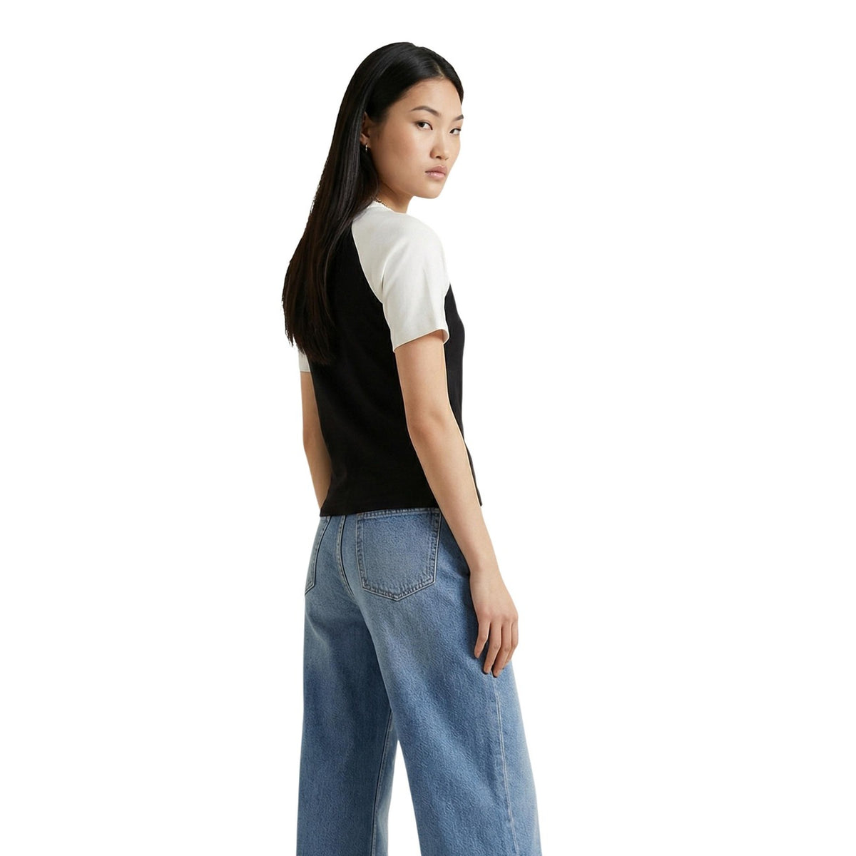 Image 3 : T-shirt Tommy Hilfiger Jeans noir femme porté, vue de face — delvale