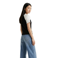 Image 3 : T-shirt Tommy Hilfiger Jeans noir femme porté, vue de face — delvale