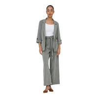 Image 5 : Zoom sur la poche plaquée et le tombé fluide du blazer femme Only gris cendré — Delvale
