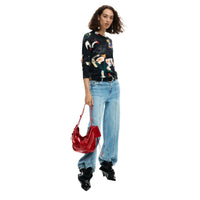Image 2 : Détail du sac Desigual rouge laqué montrant le logo gaufré et la finition vernie — delvale