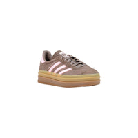 Image 2 : Adidas Originals Gazelle Bold vue de trois quarts avant, détail textile texturé et lacets assortis — Delvale