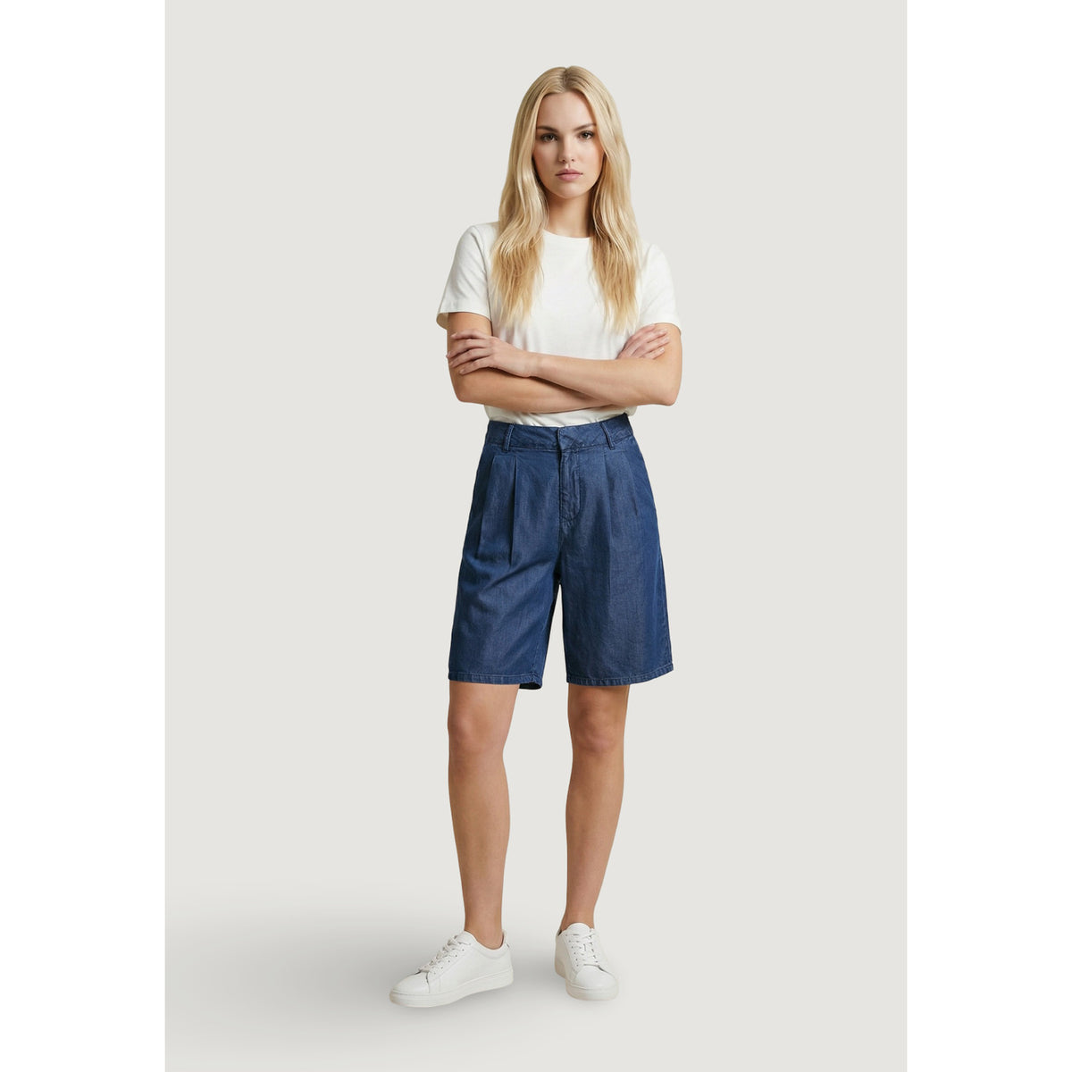 Image 5 : Short bermuda Only femme bleu denim taille haute, vue arrière montrant les poches arrières et la finition soignée — Delvale