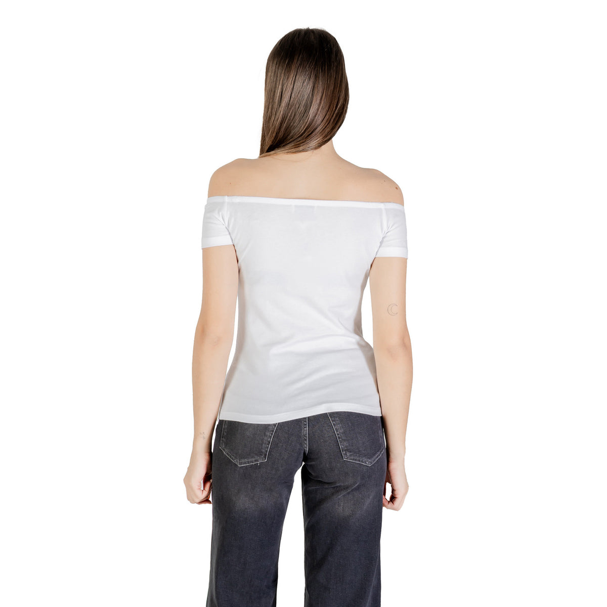 Image 2 : Vue détail du t-shirt blanc Calvin Klein Jeans femme avec col bateau raffiné — delvale
