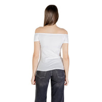 Image 2 : Vue détail du t-shirt blanc Calvin Klein Jeans femme avec col bateau raffiné — delvale
