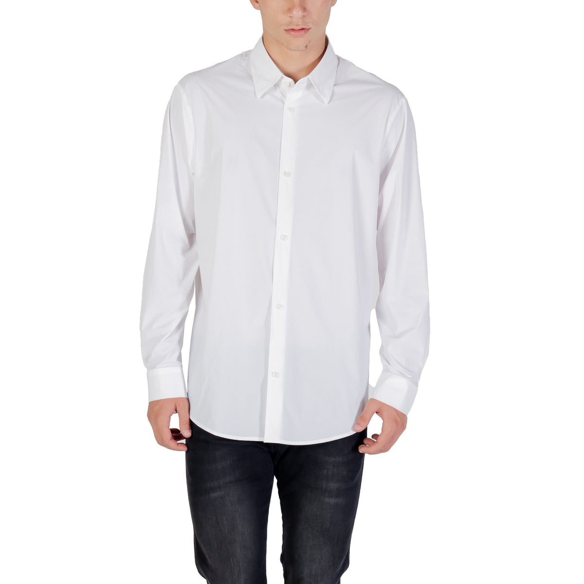 Image 1 : Chemise Armani Exchange homme blanc col classique manches longues portée sur jean sombre, vue de face — Delvale