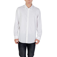 Image 1 : Chemise Armani Exchange homme blanc col classique manches longues portée sur jean sombre, vue de face — Delvale