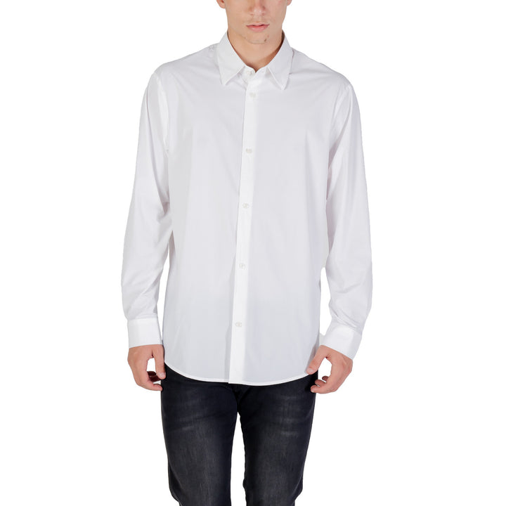 Image 1 : Chemise Armani Exchange homme blanc col classique manches longues portée sur jean sombre, vue de face — Delvale