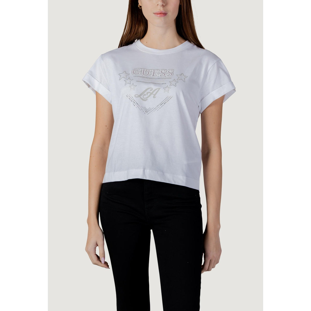 Image 6 : Look casual chic avec le t-shirt Guess femme noir California LA Stars strass associé à un jean délavé — Delvale
