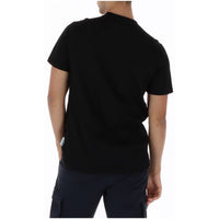 Image 2 : Vue de face du t-shirt Icon homme noir à inscription graphique large sur la poitrine, porté avec un pantalon marine — Delvale