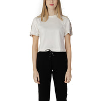 T-shirt crop Guess Active femme blanc, bandes monogramme Guess beige rosé sur les épaules et manches, logo GUESS ton sur ton centré poitrine
