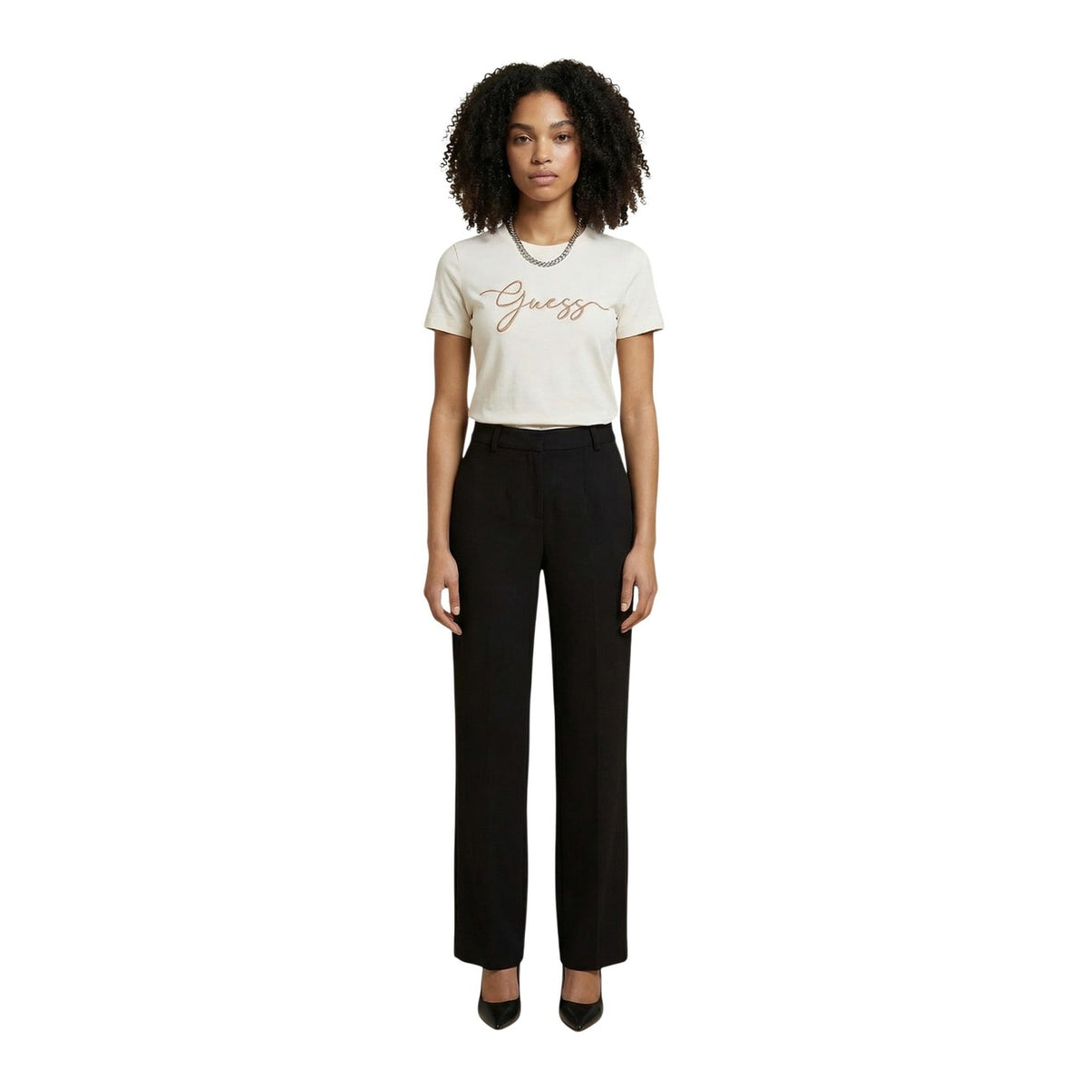 Image 2 : Détail de la broderie cursive Guess Active en fil caramel sur t-shirt beige femme — delvale