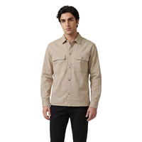 Image 4 : Chemise Calvin Klein Jeans noire homme portée, style urbain contemporain — Delvale