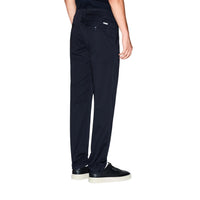 Pantalon chino Armani Exchange homme bleu marine — vue de trois quarts portée — Delvale