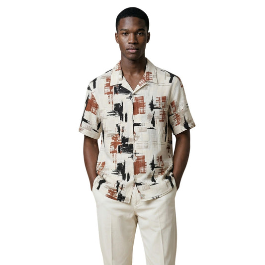 Image 1 : Homme portant la chemise manches courtes Antony Morato à imprimé abstrait terracotta et noir sur fond blanc — Delvale