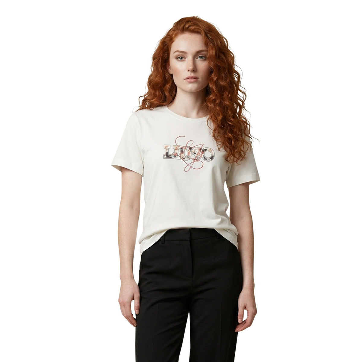 Image 1 : Femme aux cheveux roux portant le t-shirt Liu Jo beige à logo imprimé fleuri, vue de face — Delvale