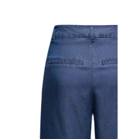 Image 4 : Short bermuda femme Only denim bleu profond, détail des pinces et du tombé fluide de la coupe casual chic — Delvale