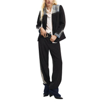 Image 2 : Détail veste noire Desigual avec fermeture boutons et encolure en V — delvale