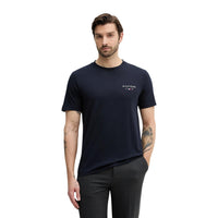 Image 5 : Vue de trois quarts du t-shirt rouge Tommy Hilfiger Jeans homme, col rond structuré visible — Delvale