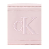 Image 2 : Détail du monogramme CK gaufré sur mini sac Calvin Klein rose poudré — Delvale