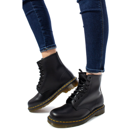 Dr. Martens 1460 Smooth noire femme portée de côté