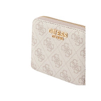 Image 3 : Détail du curseur zip doré et du logo Guess métal sur portefeuille compact femme beige — Delvale