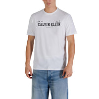 Image 4 : T-shirt Calvin Klein Jeans homme porté, style décontracté noir — Delvale