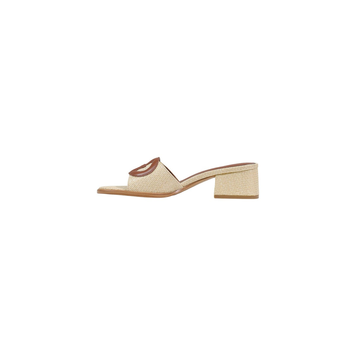 Image 3 : Mules Guess beige naturel, vue de trois quarts avant montrant le bout carré et la semelle — Delvale