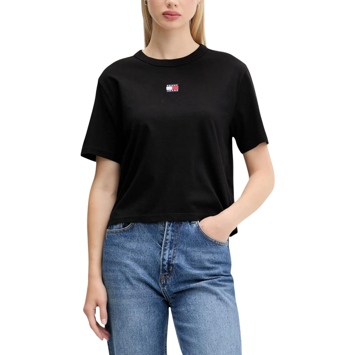 Image 6 : T-shirt Tommy Hilfiger Jeans rose femme manches courtes porté mannequin — delvale