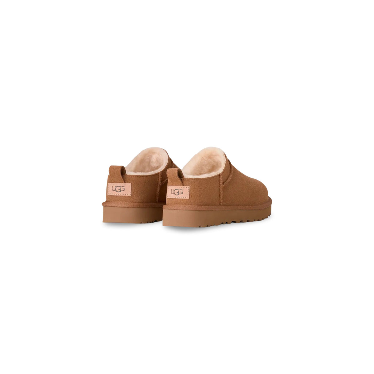 Image 3 : Chaussure basse UGG Classic Micro unisexe, vue de trois quarts avant montrant la tige suède et la boucle de tirage — Delvale