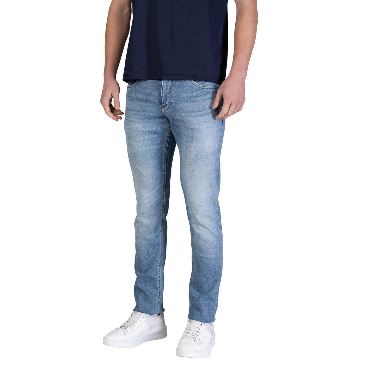 Image 4 : Jean homme Tommy Hilfiger Jeans bleu azur porté de trois quarts, silhouette slim mise en valeur, look casual élégant — Delvale
