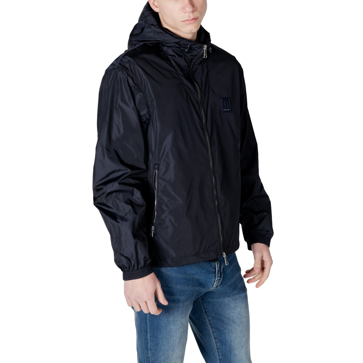 Image 3 : Vue de trois quarts du coupe-vent Armani Exchange homme à capuche, poches zippées latérales visibles — Delvale