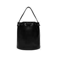 Image 2 : Détail du sac seau Calvin Klein noir avec logo CK en relief et finitions dorées — delvale