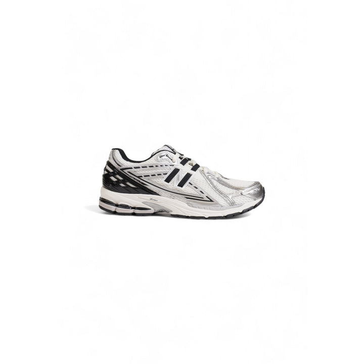Image 1 : Baskets New Balance 1906R femme blanc argenté noir, vue de profil avec overlays chromés — delvale