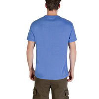 Image 2 : Vue de face du t-shirt Tommy Jeans homme manches courtes bleu azur, détail patch logo brodé sur le côté gauche de la poitrine — Delvale