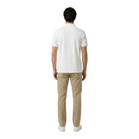 Image 3 : Détail du col polo et des boutons du polo Gant homme blanc, tissu piqué élégant et structuré — Delvale