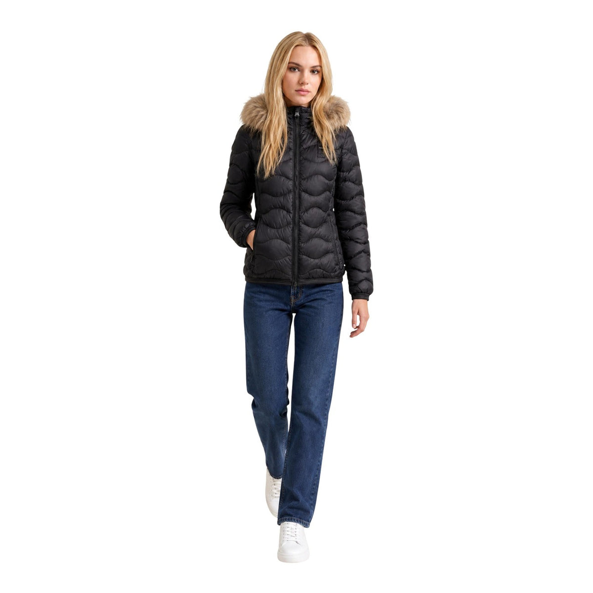 Image 3 : Veste femme Blauer. noire portée, vue de dos mettant en valeur la coupe ajustée — Delvale