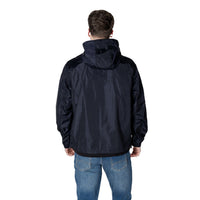 Image 2 : Détail du patch logo AX Armani Exchange sur la poitrine de la veste légère homme bleu marine — Delvale
