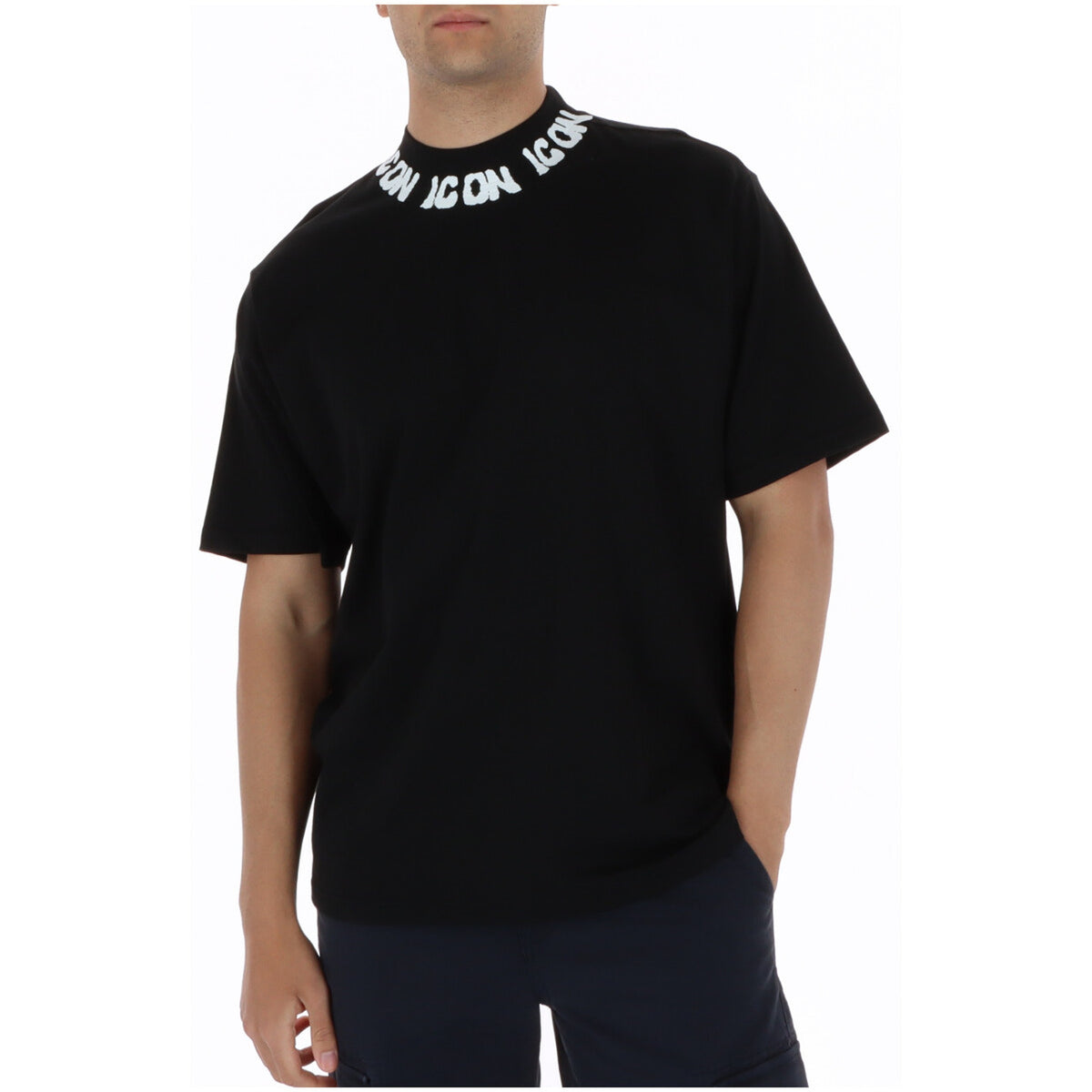 Image 1 : T-shirt homme Icon noir à manches courtes avec logo imprimé en répétition sur le col rond, porté par un homme sur fond blanc — Delvale