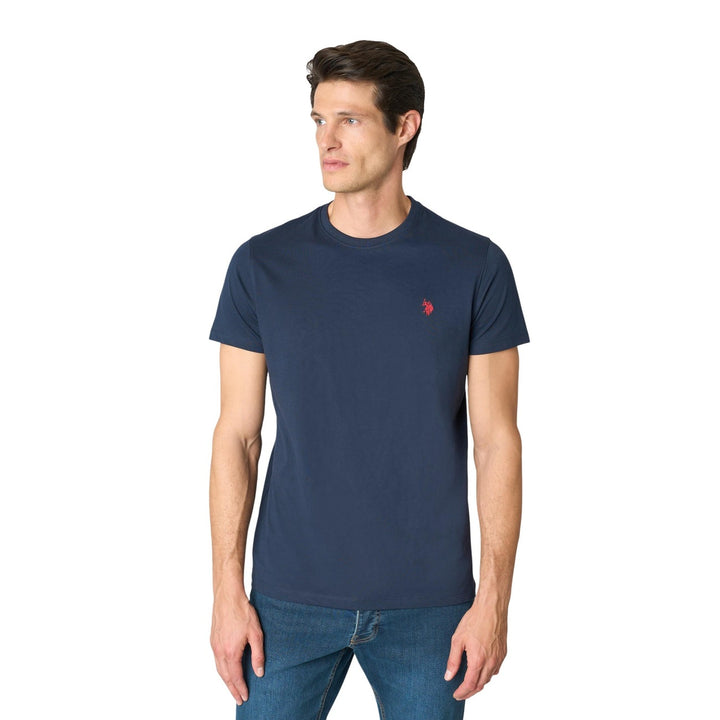 Image 1 : T-shirt U.S. Polo Assn. homme bleu marine porté de face, encolure ronde côtelée et logo double pony brodé rouge sur la poitrine — Delvale