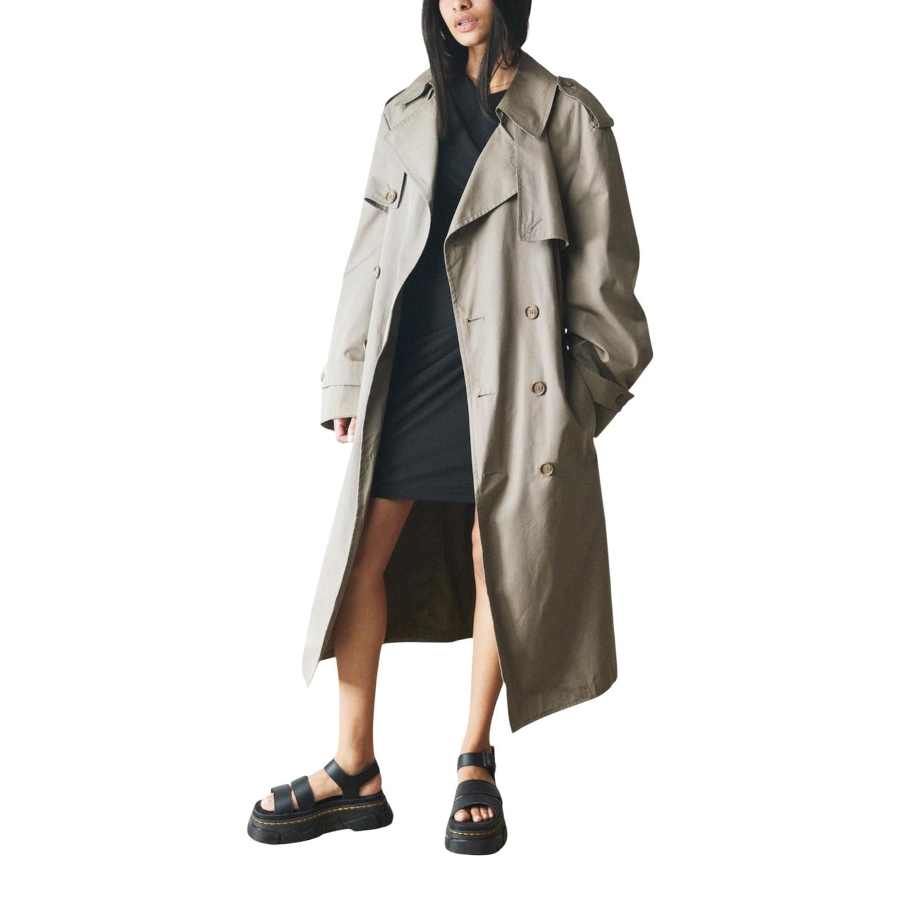 Dr. Martens Mattison 2S noire femme portées avec trench long et robe noire